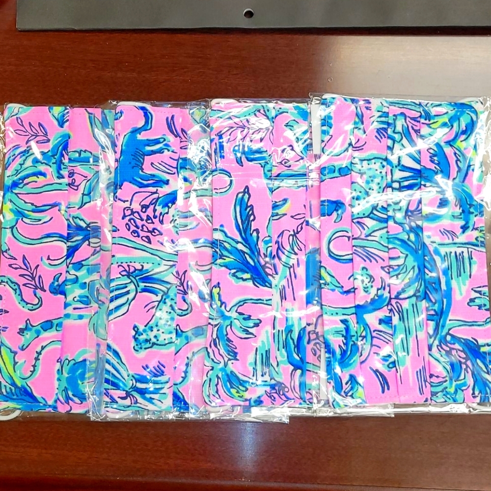 NWT set of 4 Lilly Pulitzer fabric face ma…
